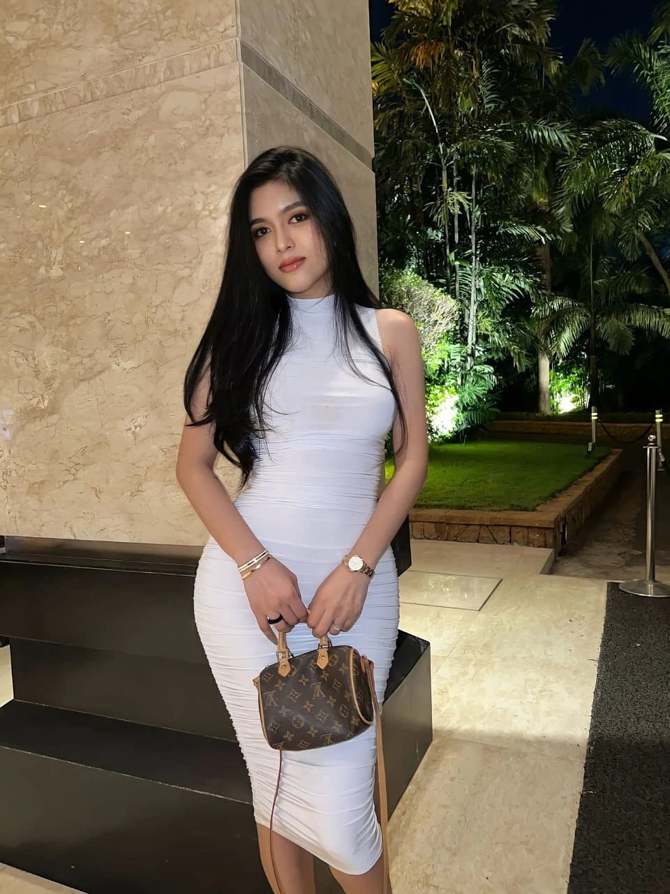 Ishika Gupta – Indian escort in Mumbai — 2 / 5