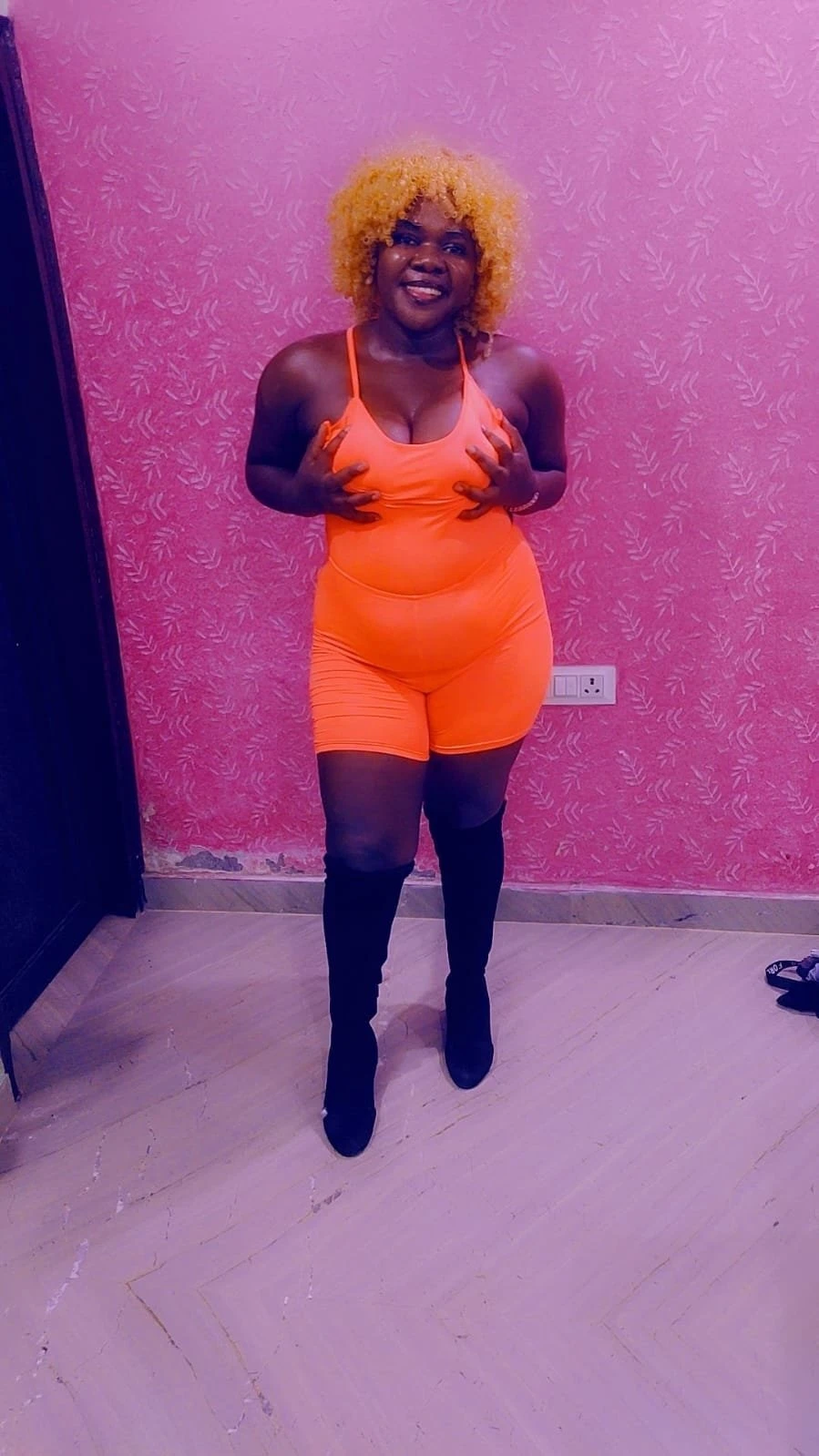 Samantha – Ugandan escort in New Delhi — 2 / 5