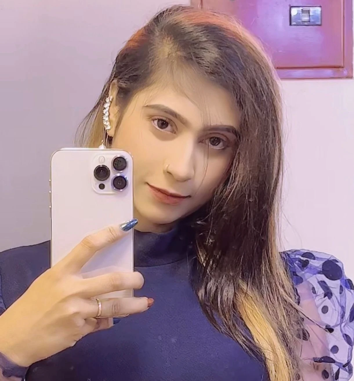 Nandini Sen Indipendent College Girls – Indian escort in Mumbai — 1 / 8