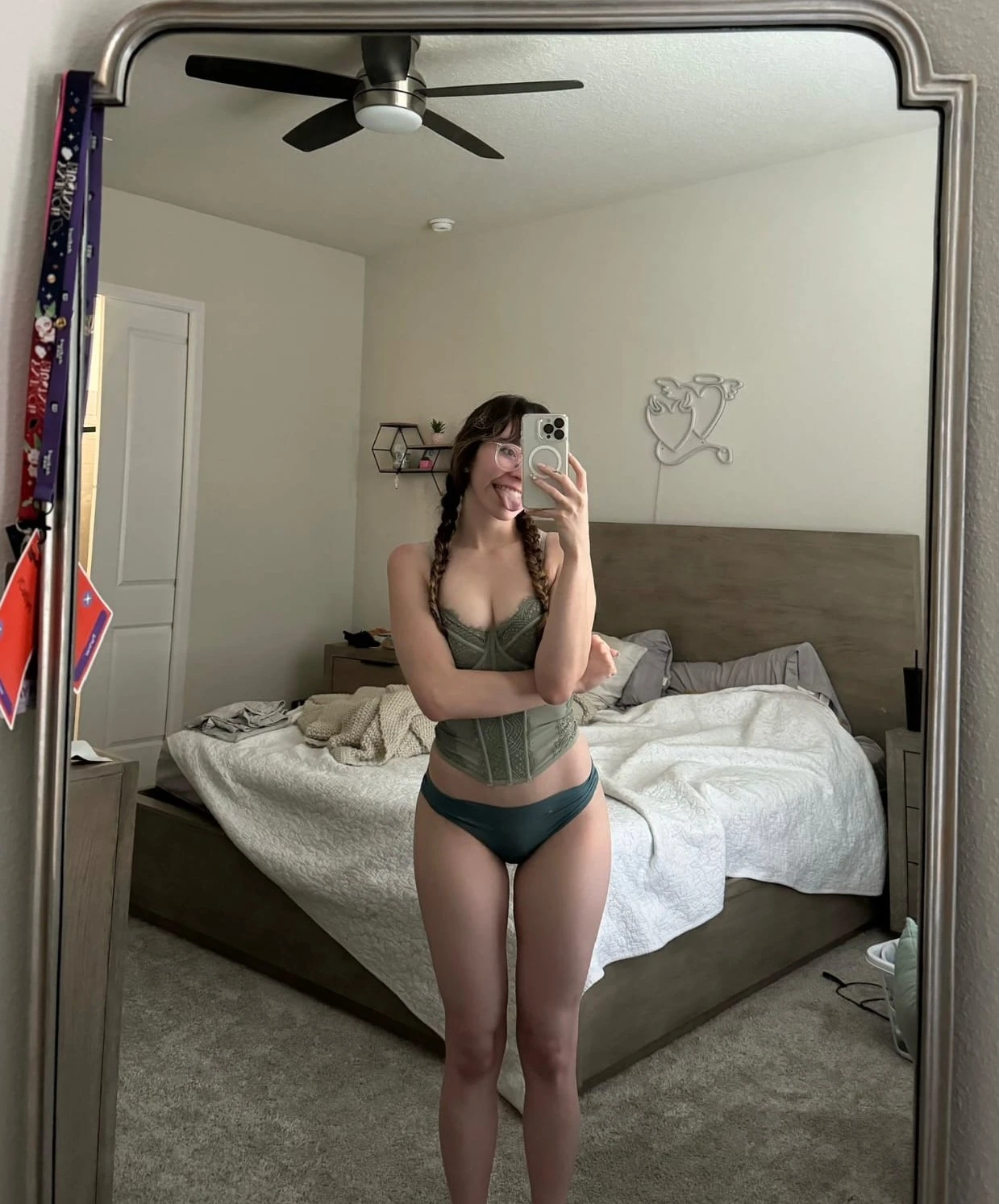 Helen — 3 / 6