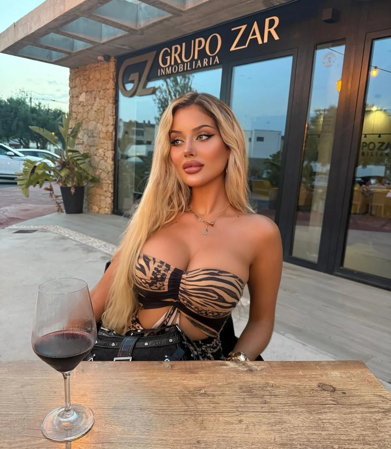 Olivia — 3 / 6