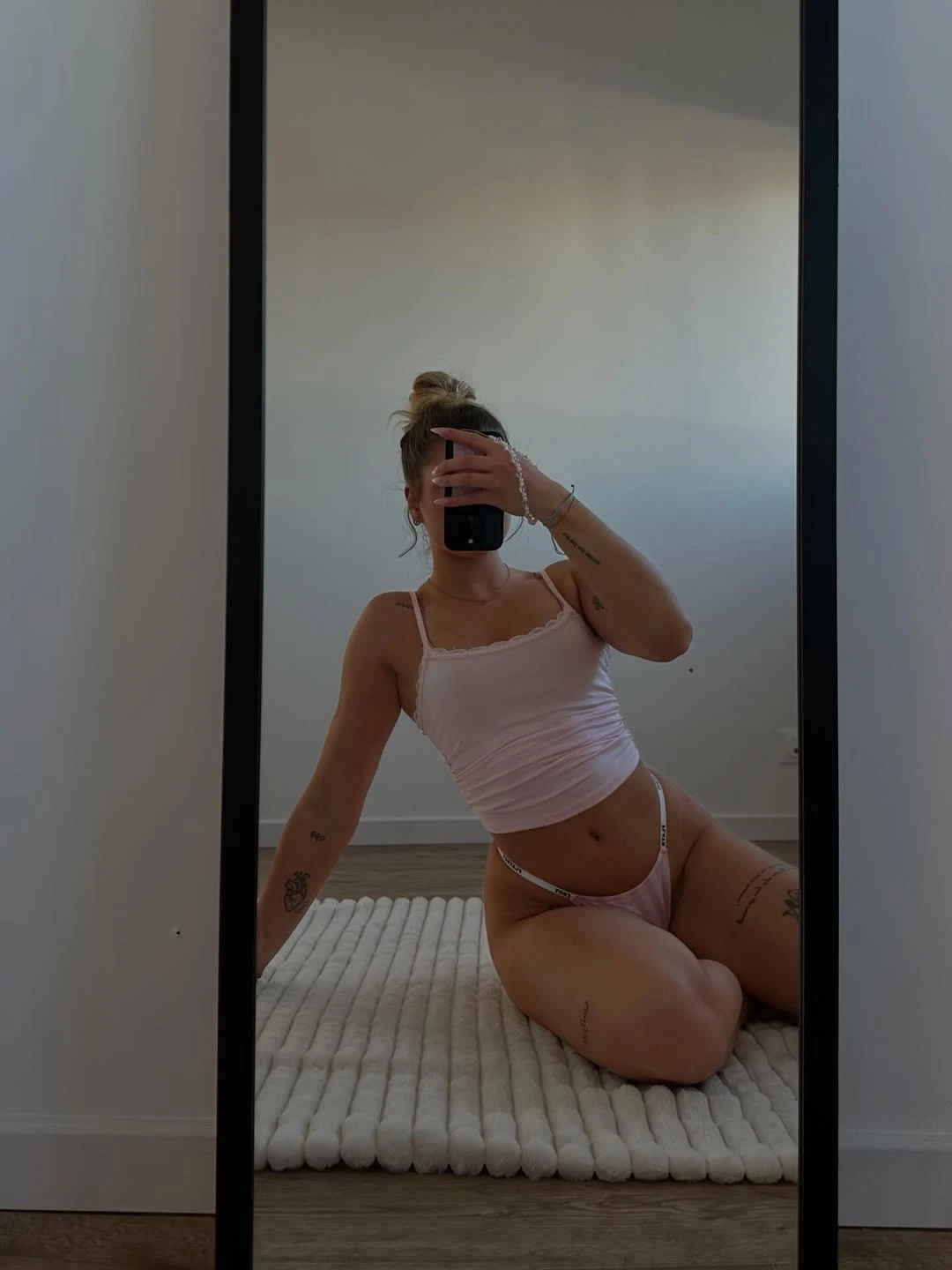 Monica — 1 / 5