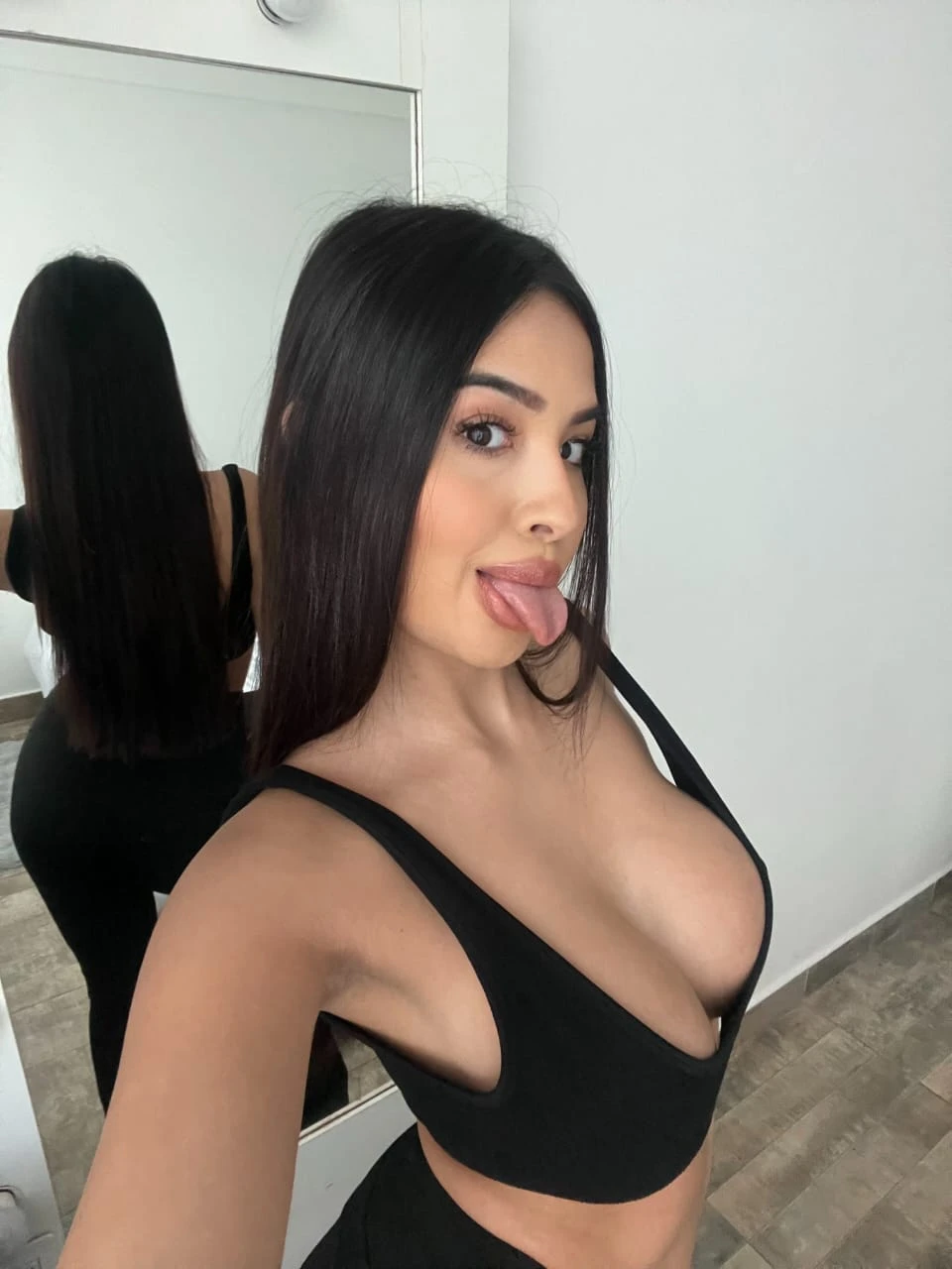 Lara — 2 / 5