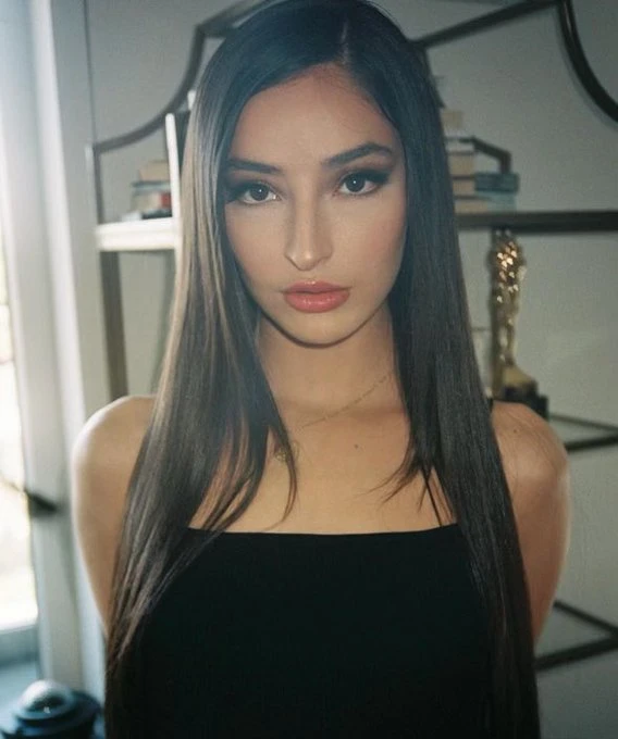 Lara — 3 / 4