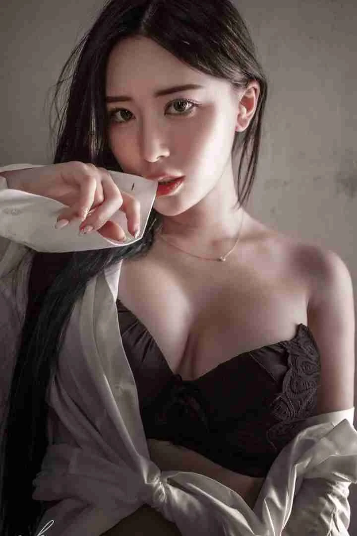 Jia Ying — 1 / 4