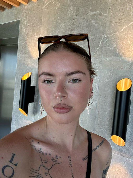 amelia — 2 / 5