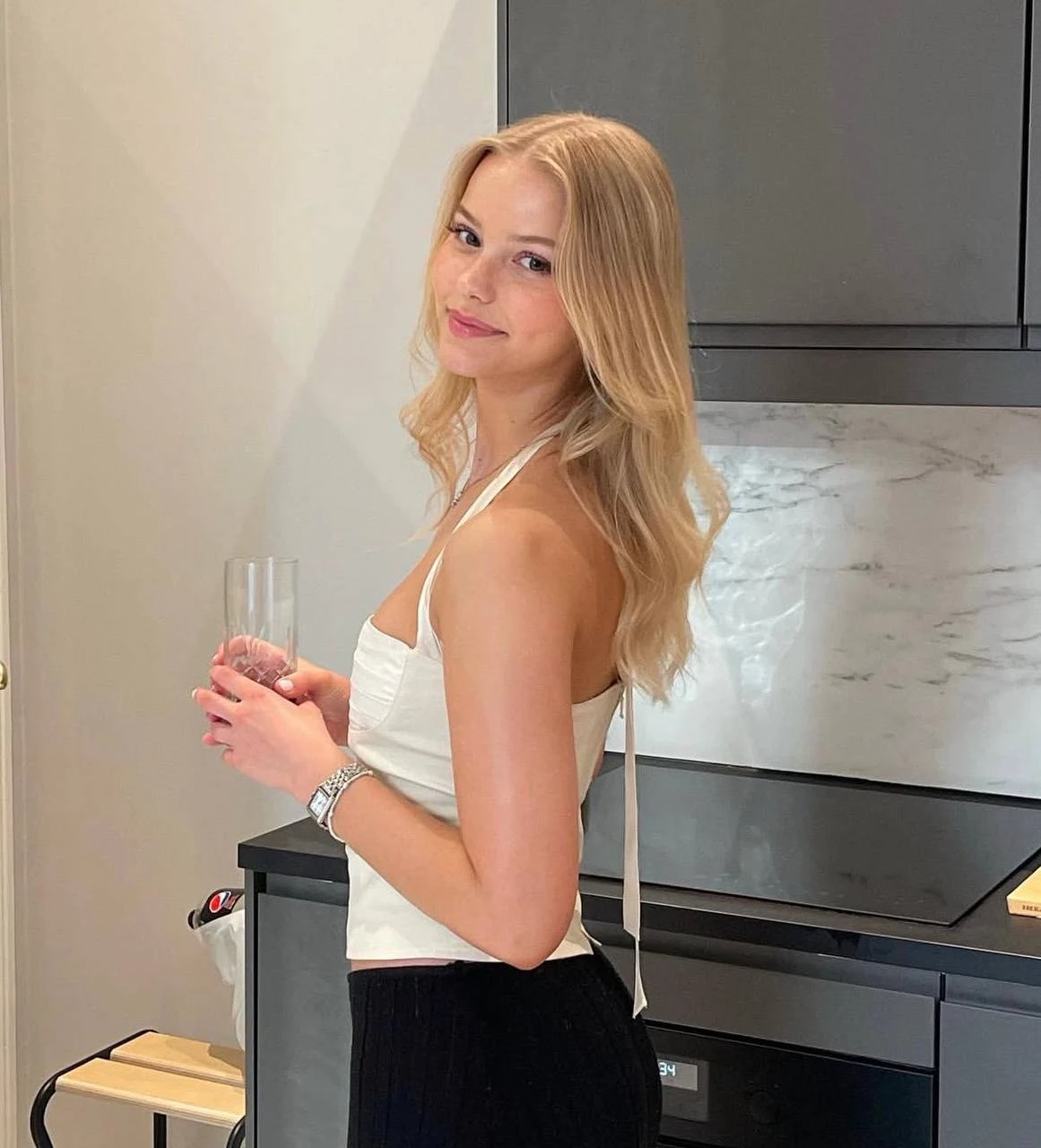 Charlotte — 6 / 9