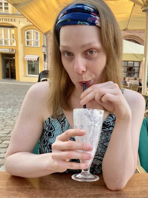 Laura — 2 / 4