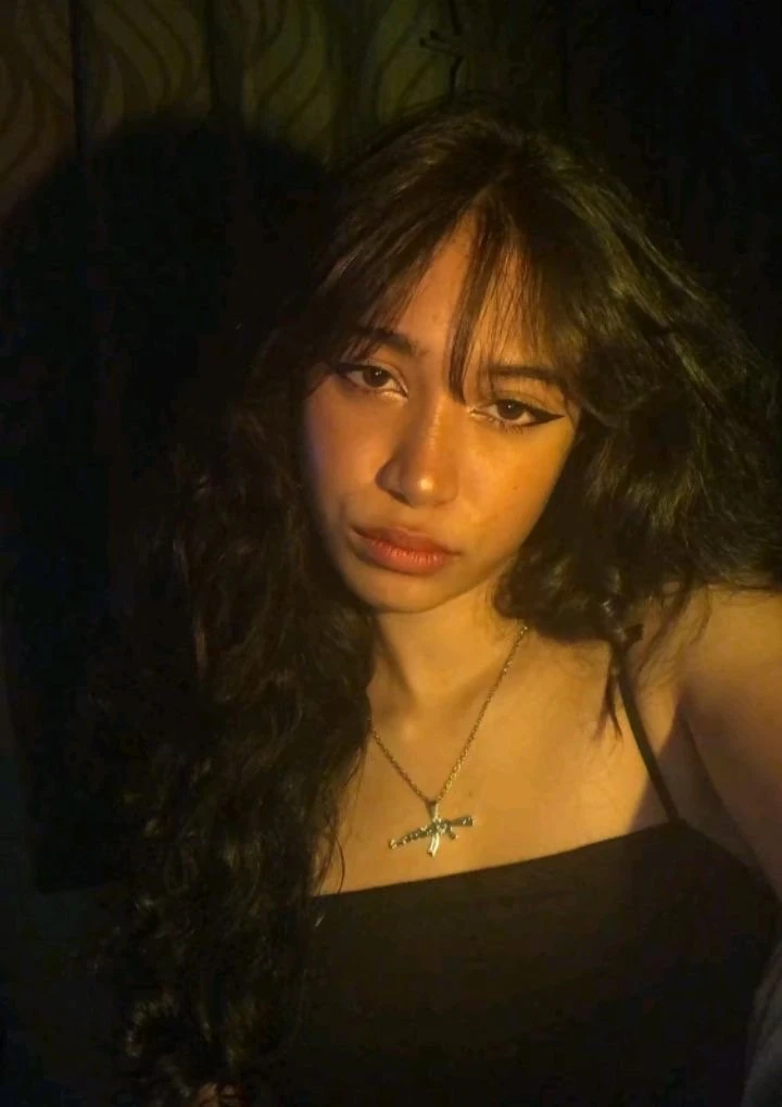 Elena — 1 / 9