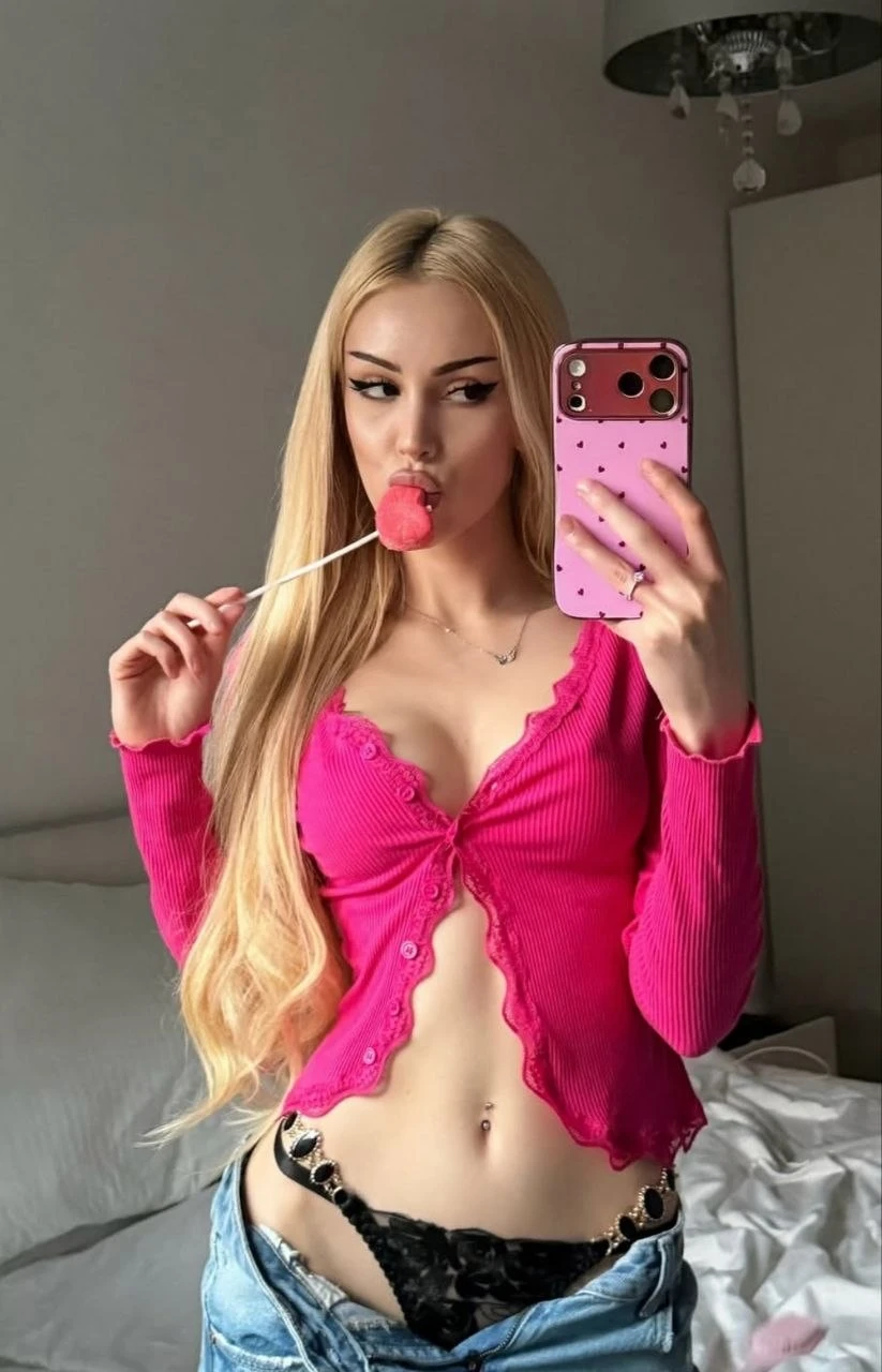 Blonde girl — 4 / 10